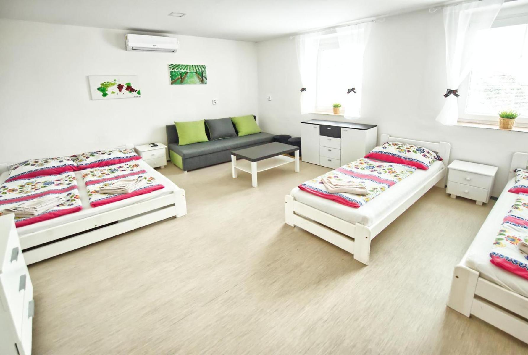 Penzion Bazen Vino Sklep U Palecku Zaječí Extérieur photo