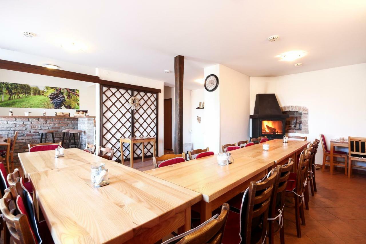 Penzion Bazen Vino Sklep U Palecku Zaječí Extérieur photo