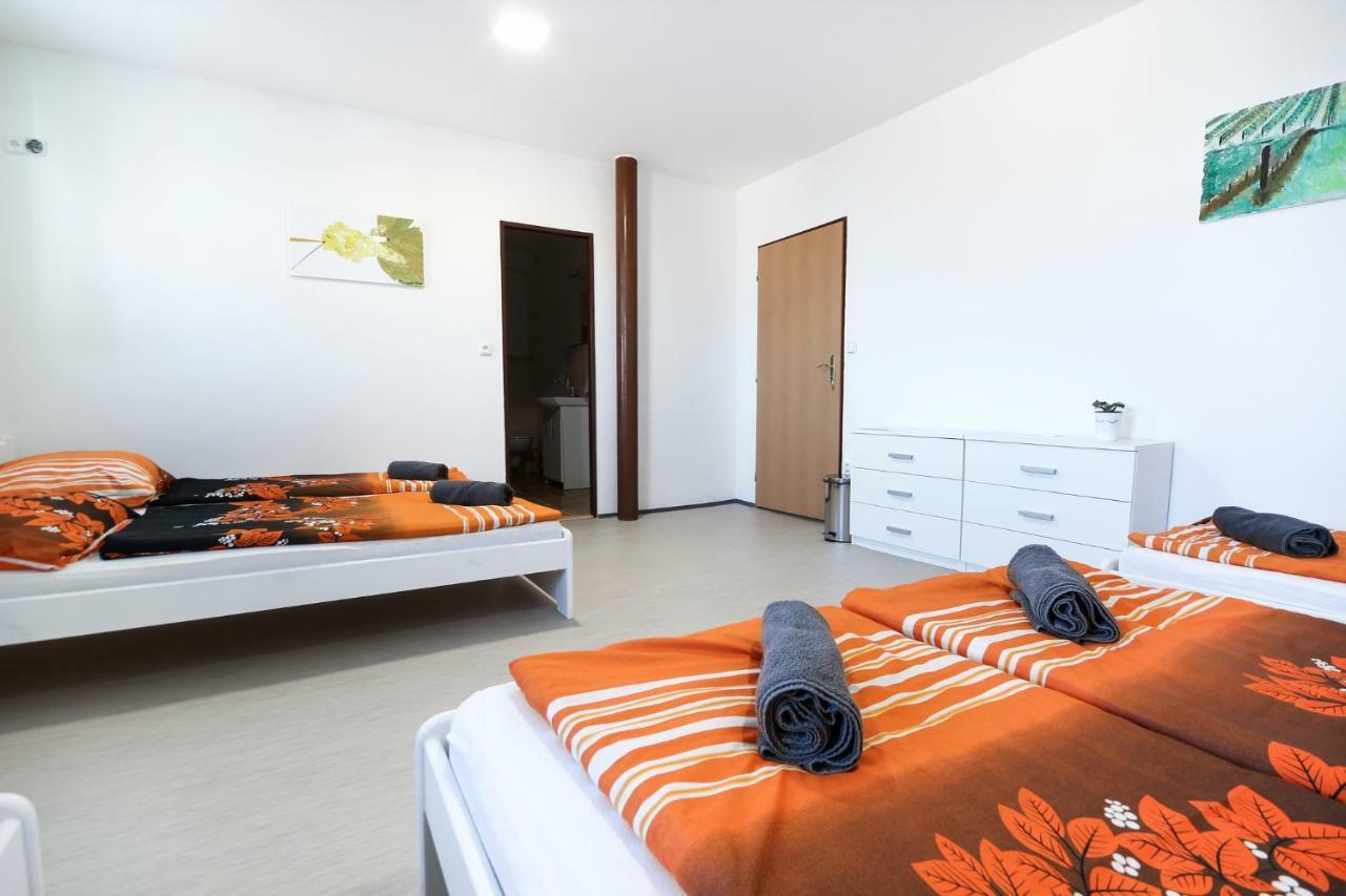 Penzion Bazen Vino Sklep U Palecku Zaječí Extérieur photo