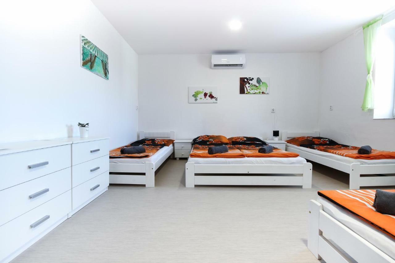 Penzion Bazen Vino Sklep U Palecku Zaječí Extérieur photo