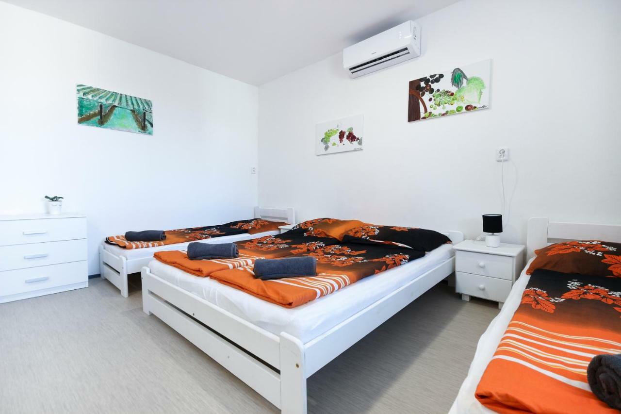 Penzion Bazen Vino Sklep U Palecku Zaječí Extérieur photo